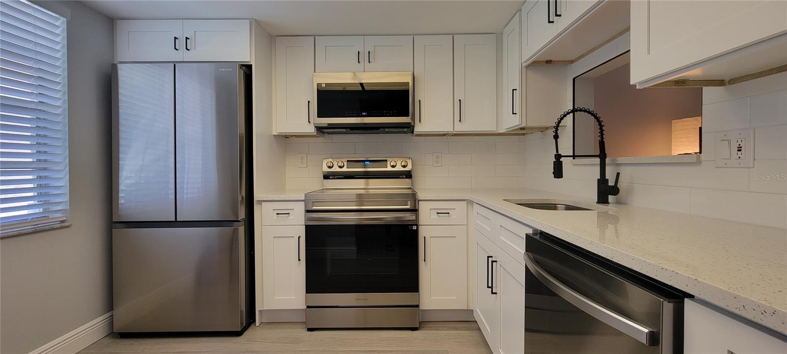 Listing photo id 6 for 1210 Montrose Place