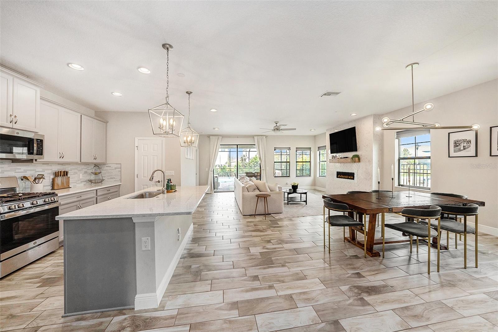 Listing photo id 13 for 4016 Cadence Loop