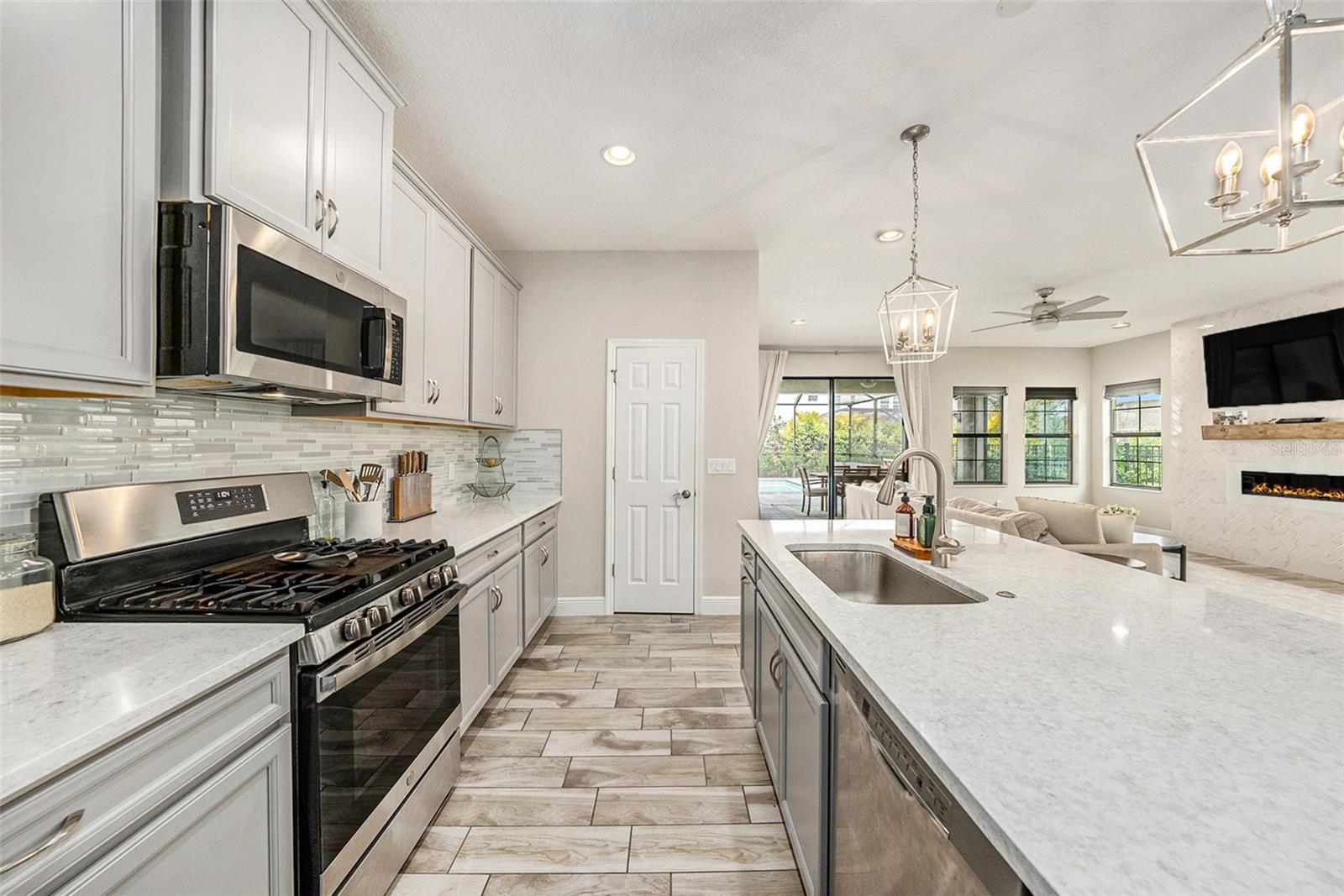 Listing photo id 14 for 4016 Cadence Loop