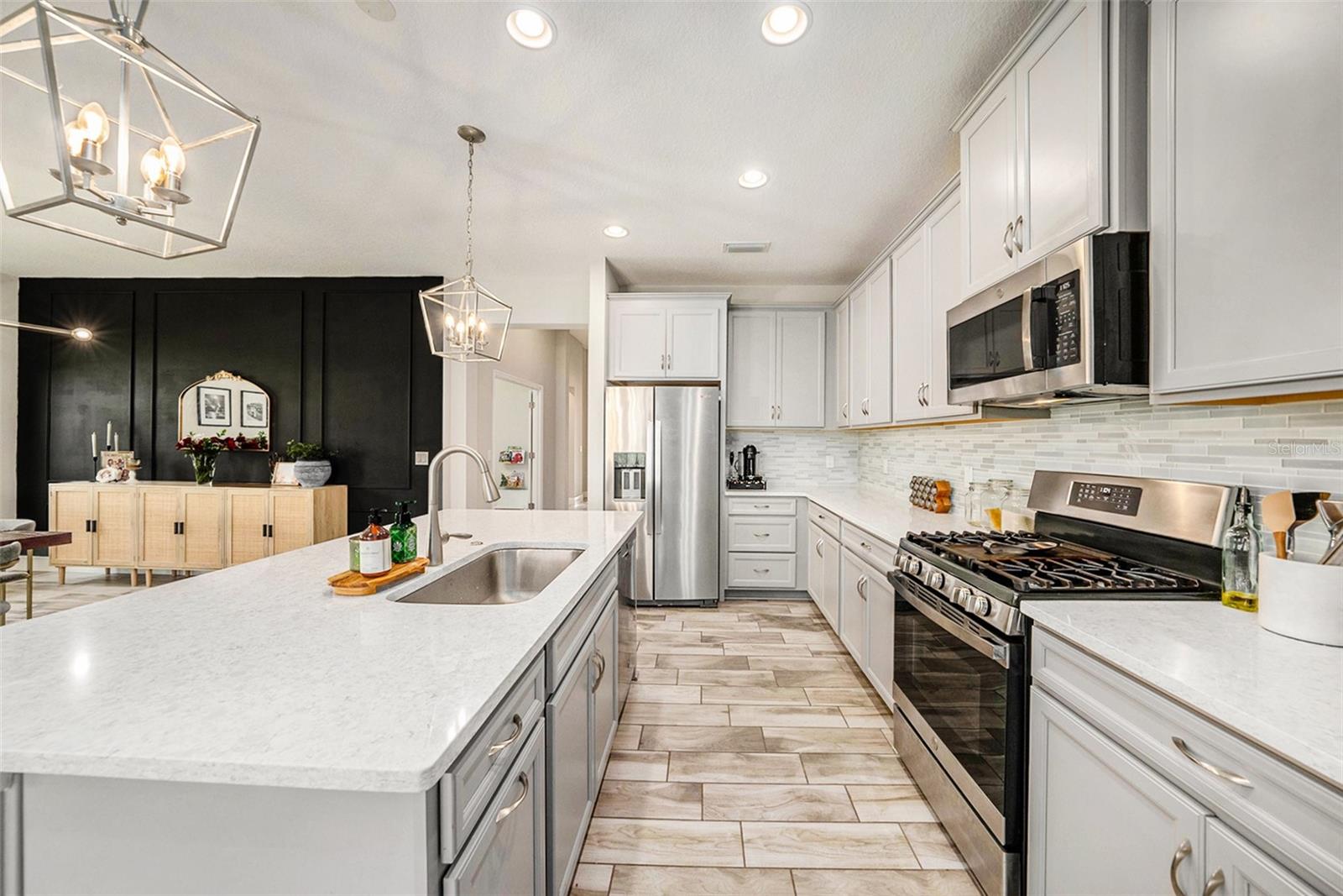 Listing photo id 15 for 4016 Cadence Loop