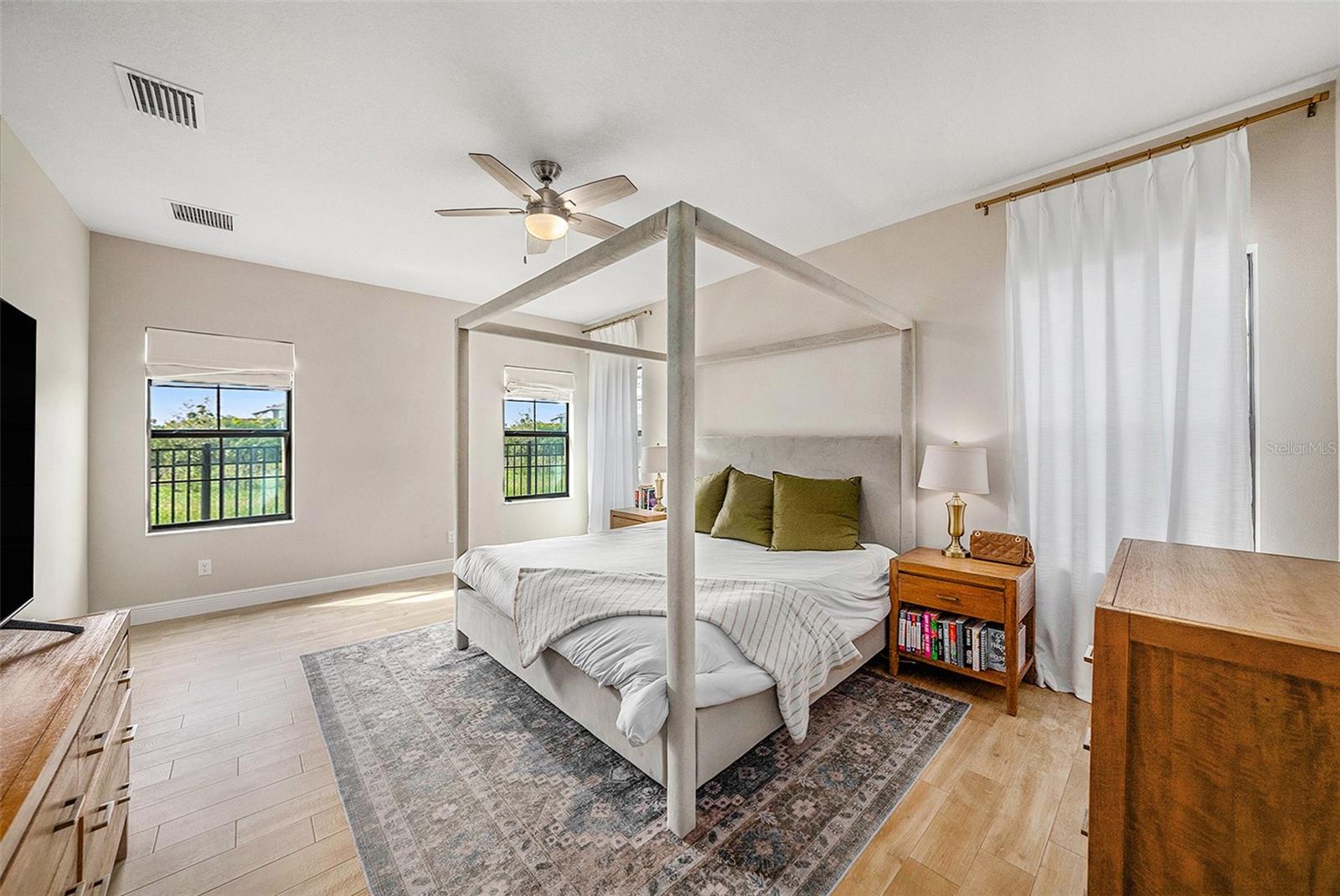 Listing photo id 18 for 4016 Cadence Loop