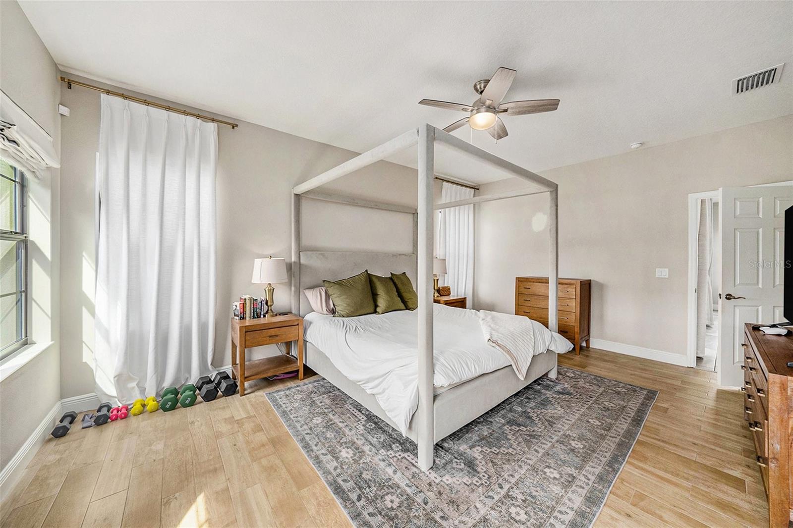 Listing photo id 19 for 4016 Cadence Loop