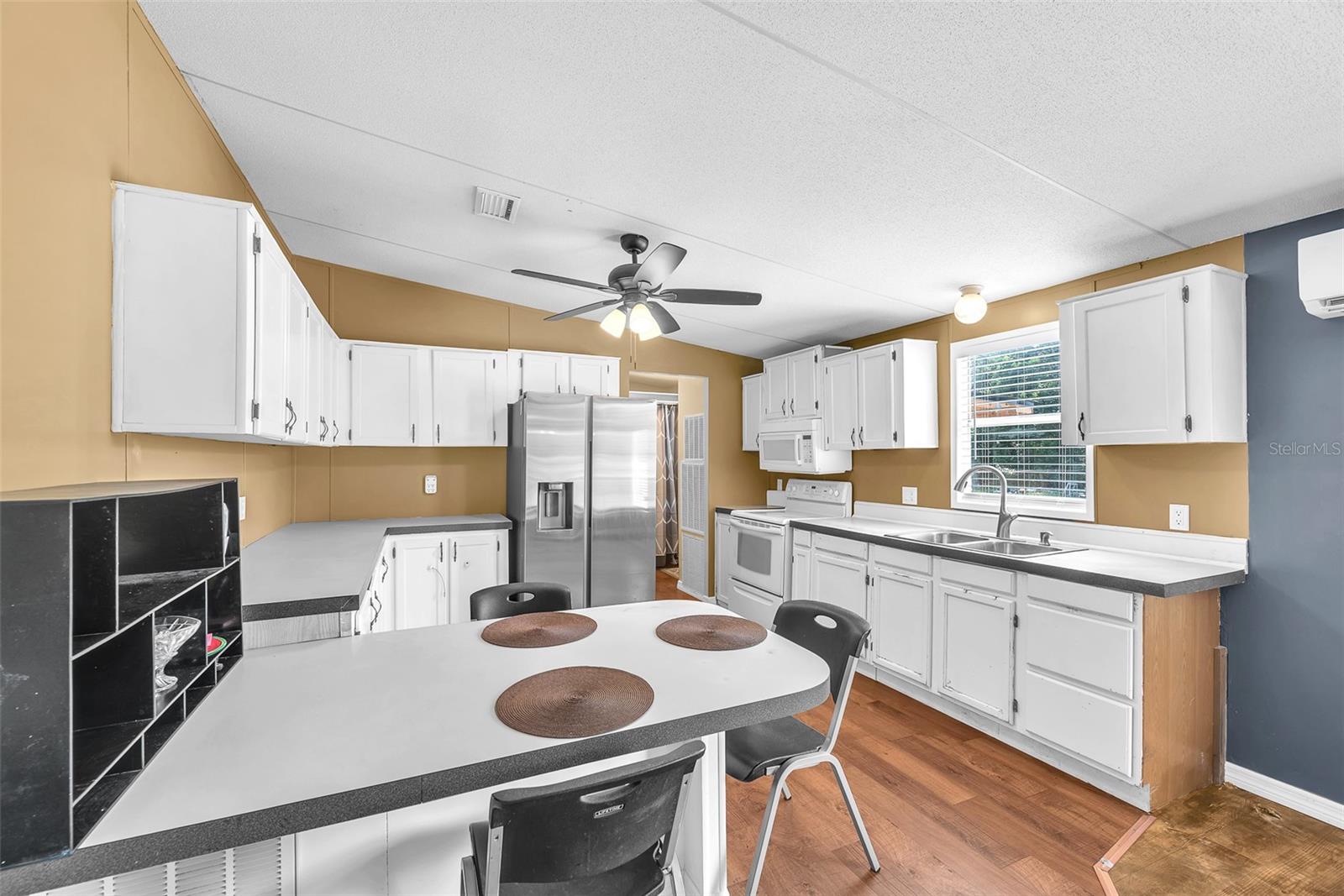 Listing photo id 12 for 12716 Darren Place