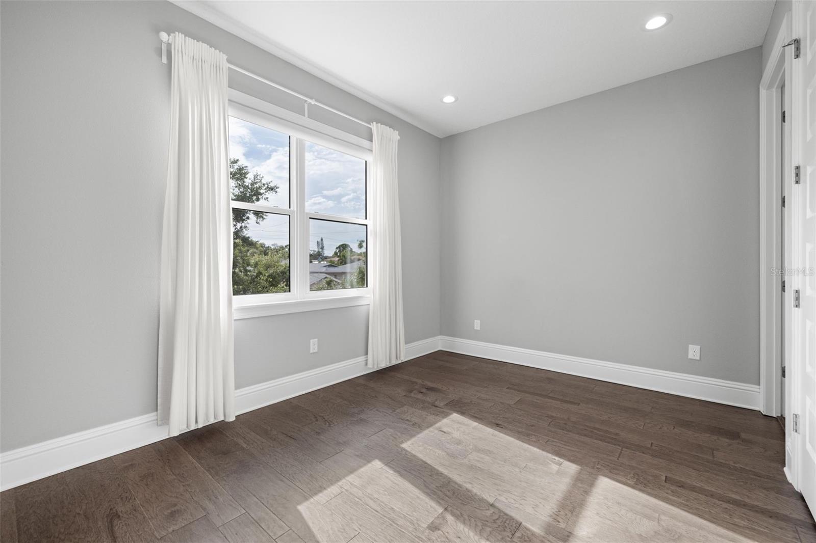 Image 40 of 67 For 123 5th Avenue N