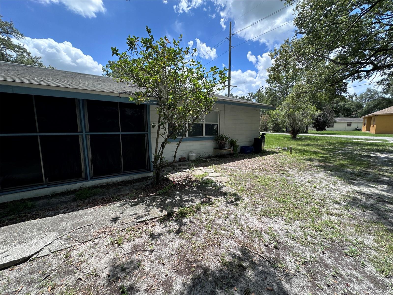 Image 16 of 51 For 515 Merrin Street