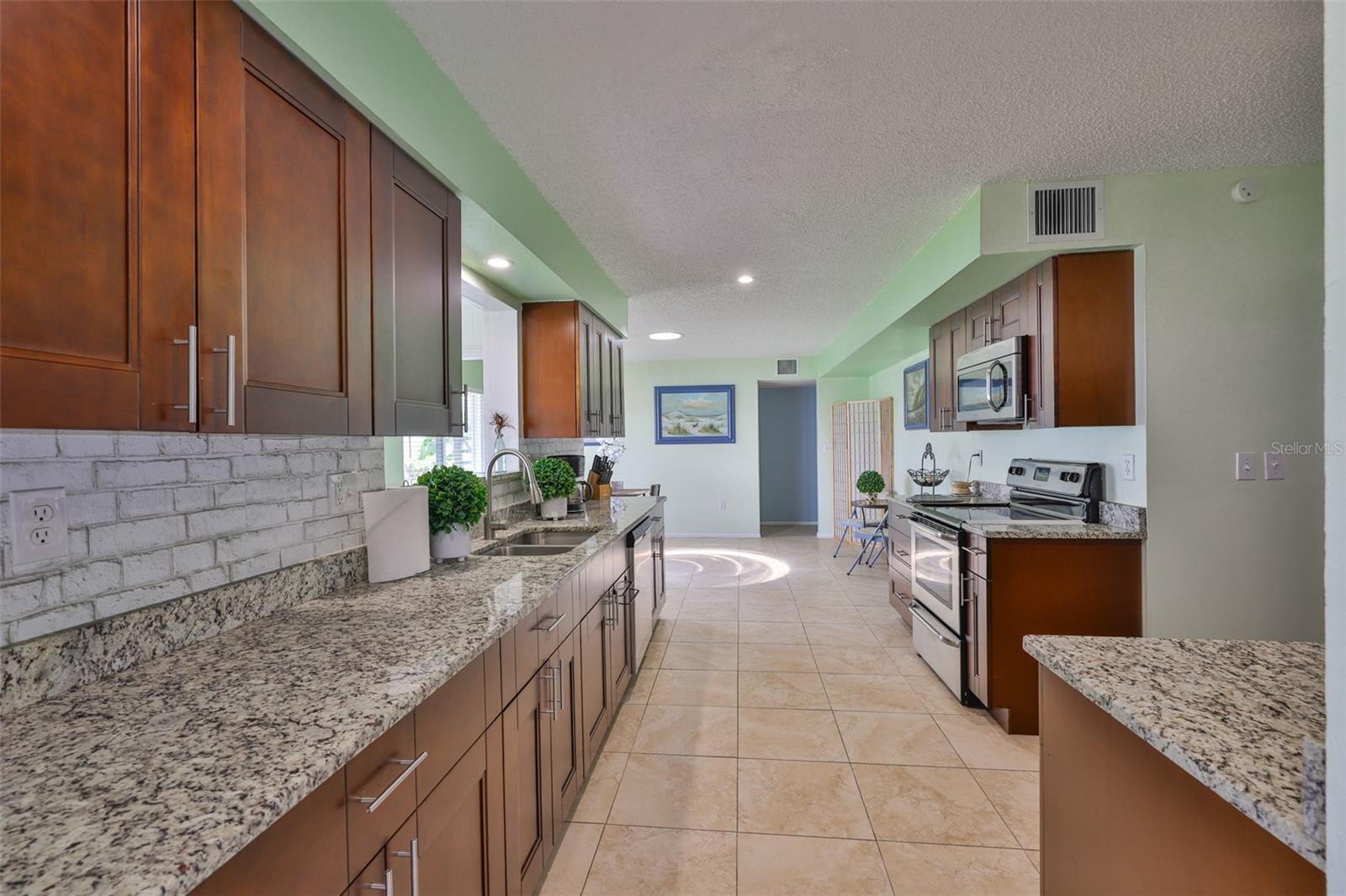 Image 11 of 48 For 613 La Jolla Avenue