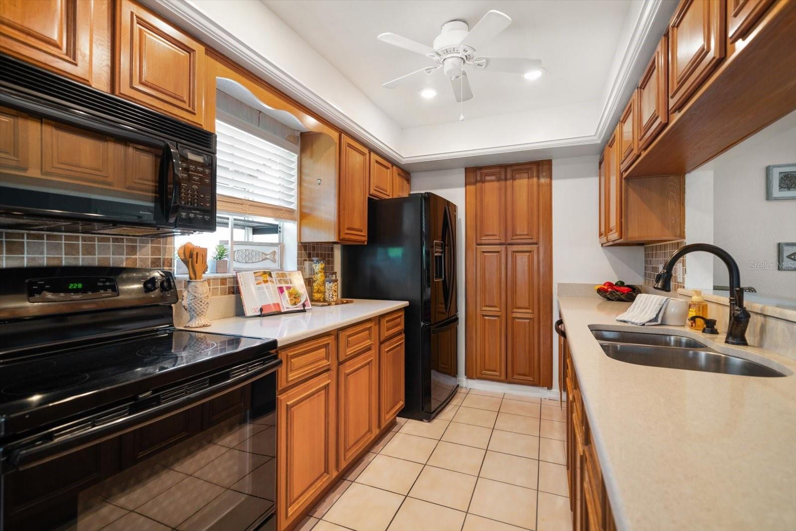 Image 11 of 37 For 11722 Currie Lane E1