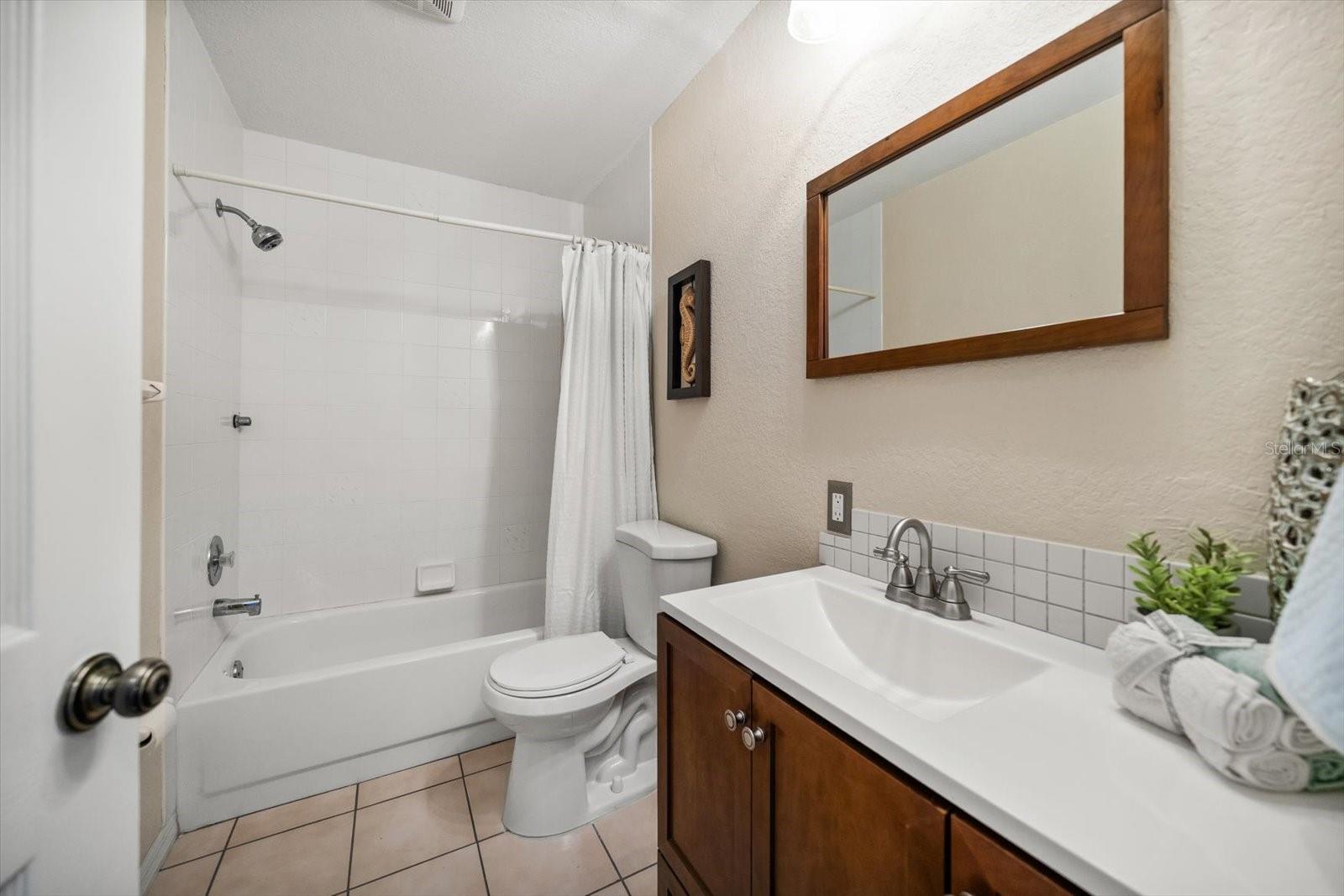 Image 21 of 37 For 11722 Currie Lane E1