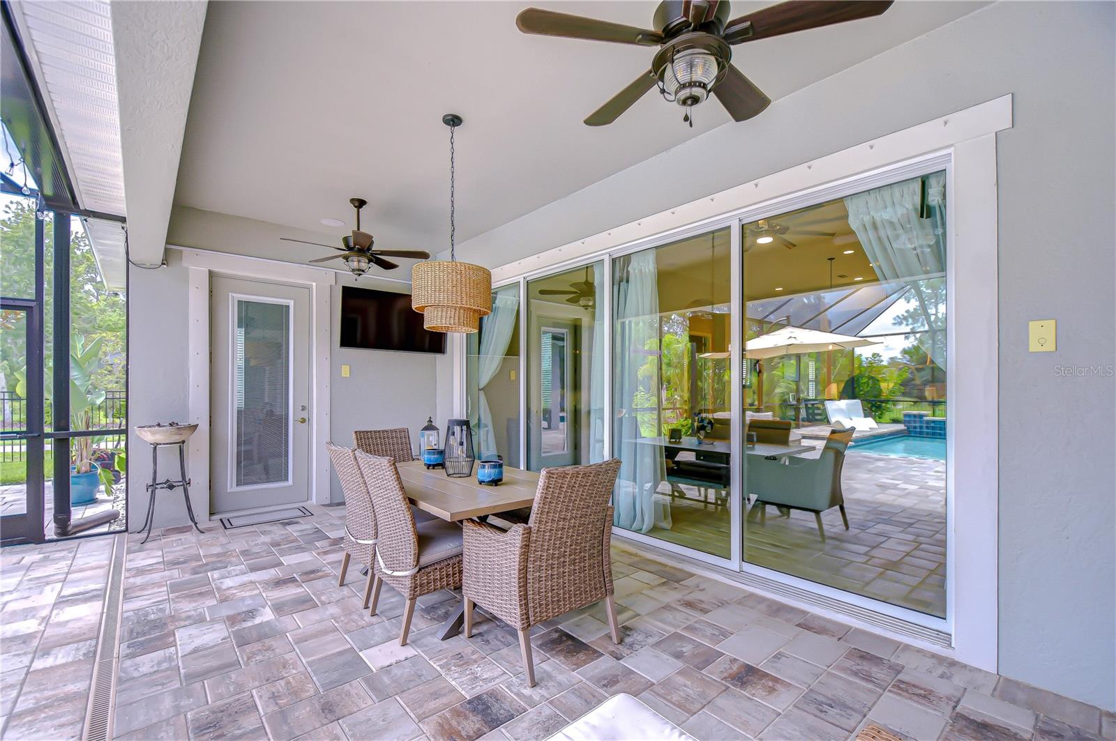 Listing photo id 24 for 3946 Woodland Retreat Boulevard