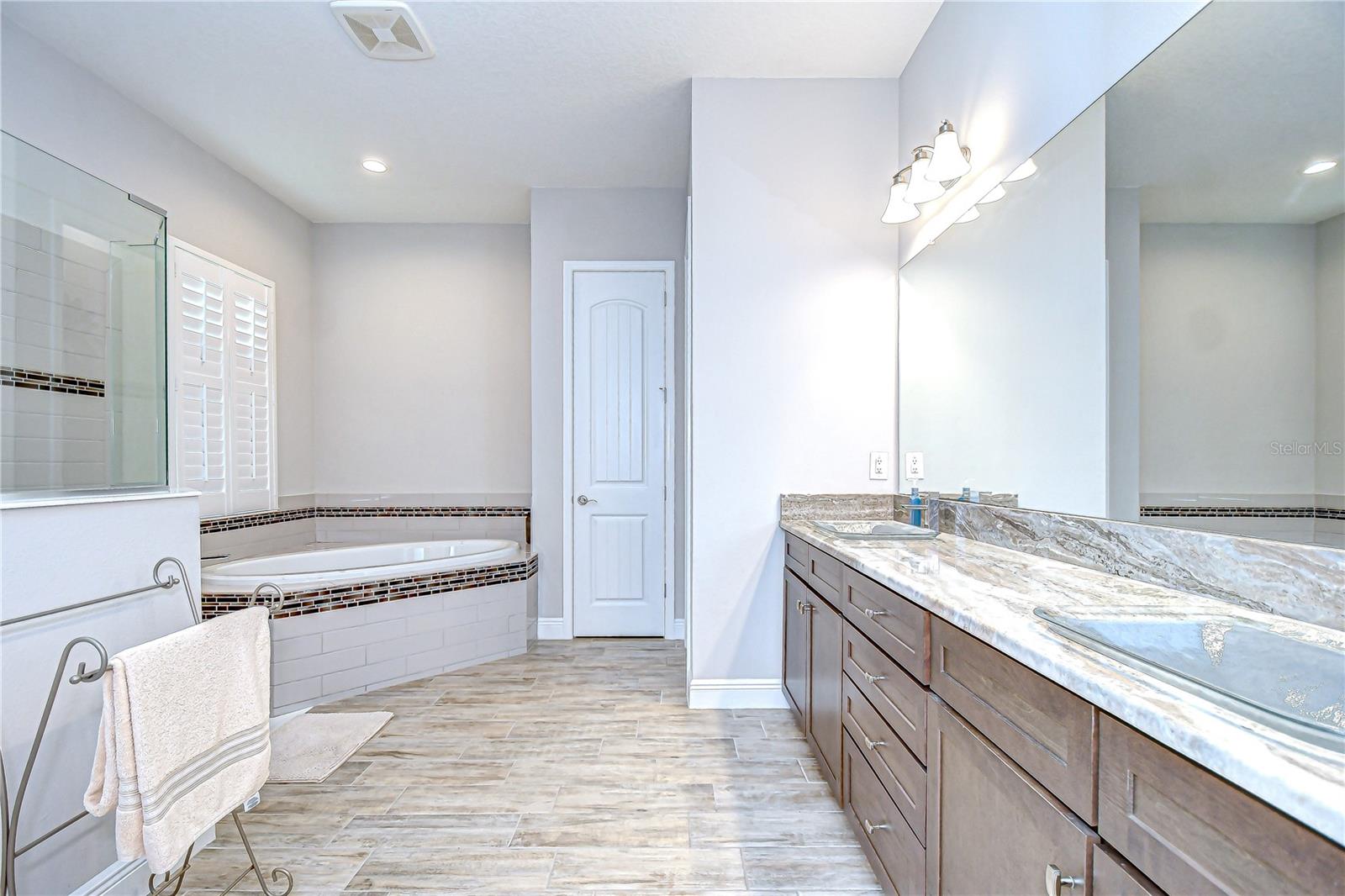 Listing photo id 45 for 3946 Woodland Retreat Boulevard