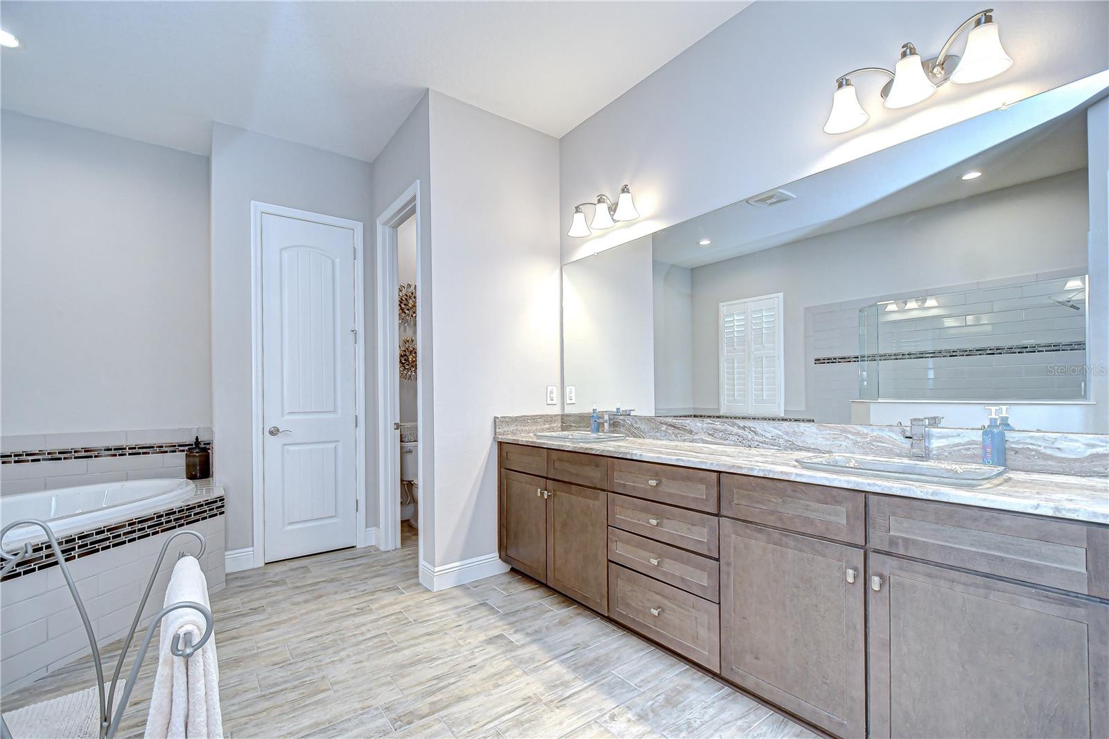 Listing photo id 46 for 3946 Woodland Retreat Boulevard