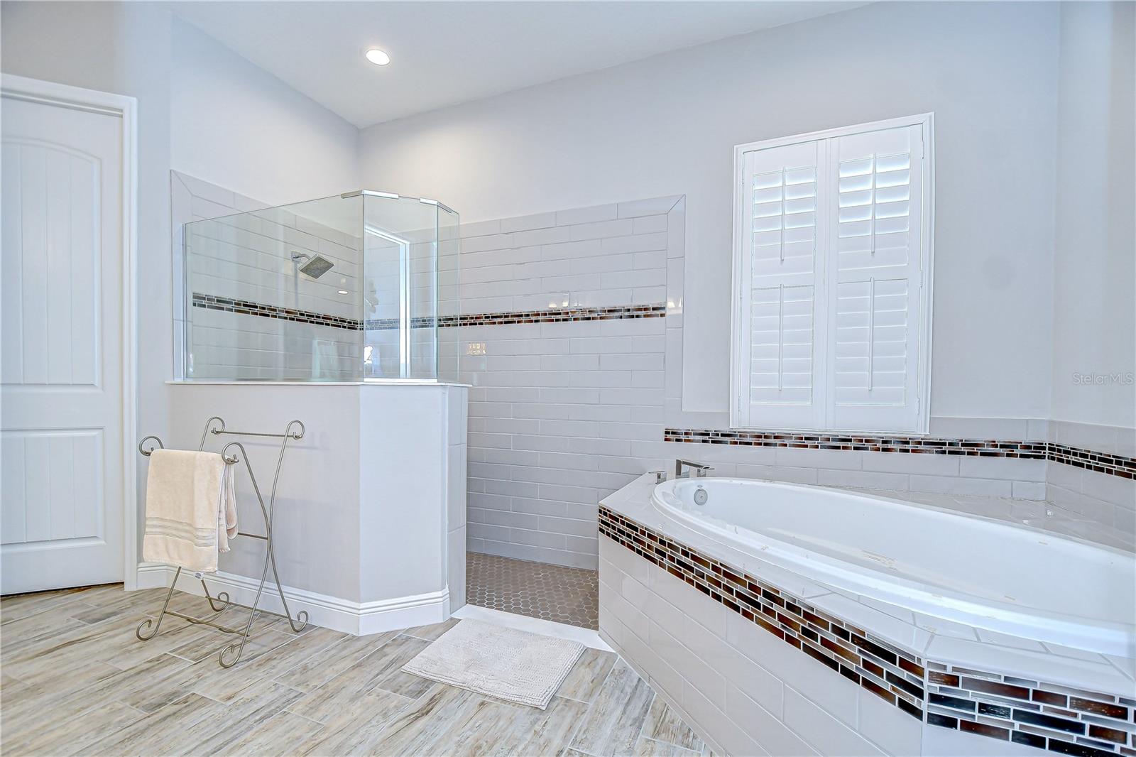 Listing photo id 47 for 3946 Woodland Retreat Boulevard