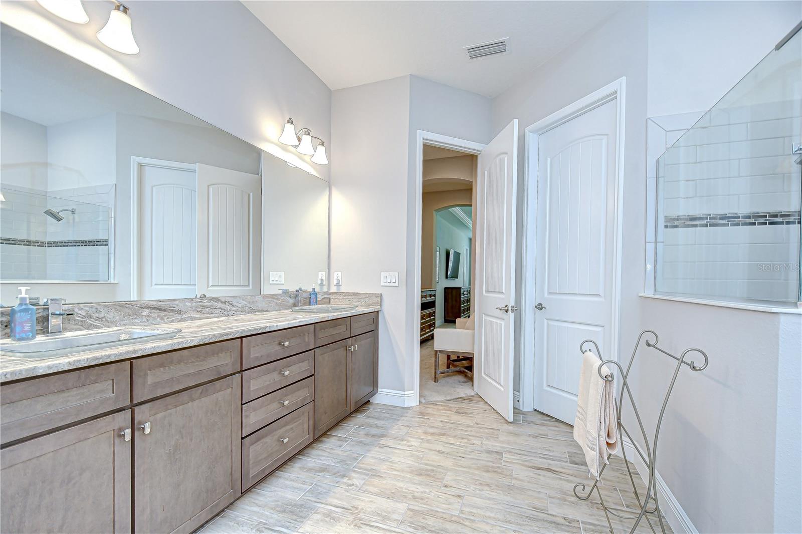 Listing photo id 48 for 3946 Woodland Retreat Boulevard