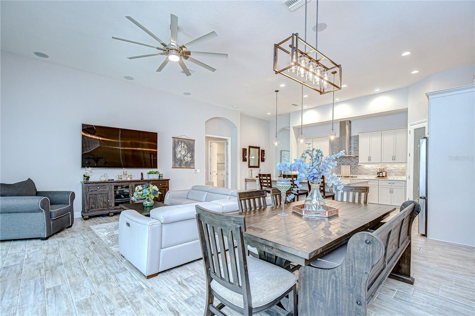 Listing photo id 61 for 3946 Woodland Retreat Boulevard