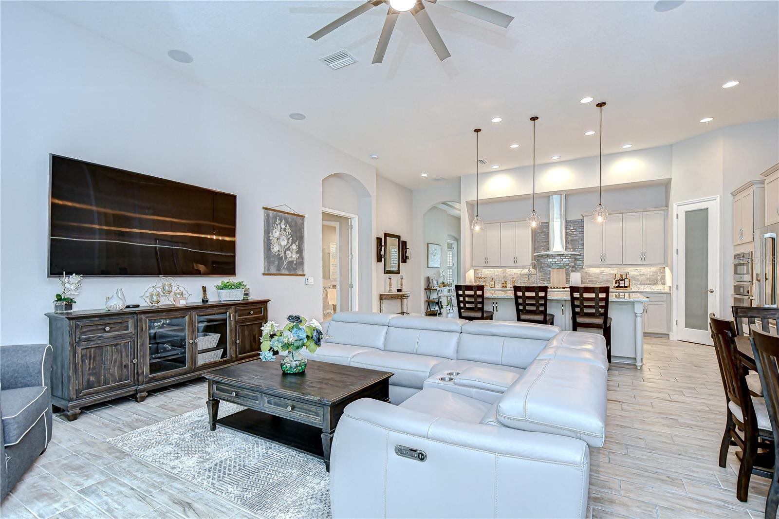 Listing photo id 64 for 3946 Woodland Retreat Boulevard