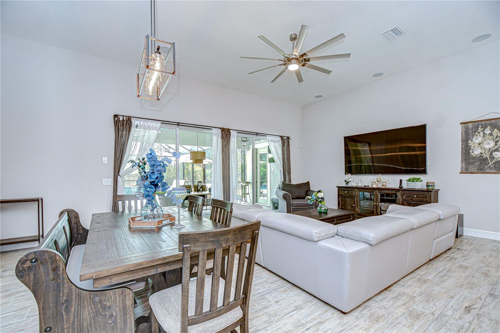 Listing photo id 69 for 3946 Woodland Retreat Boulevard