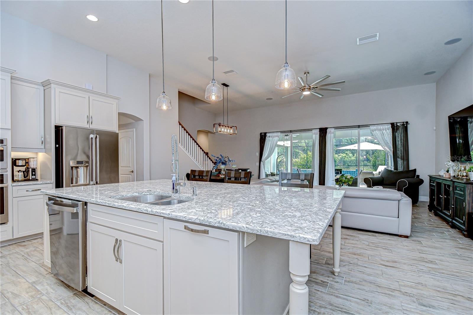 Listing photo id 77 for 3946 Woodland Retreat Boulevard