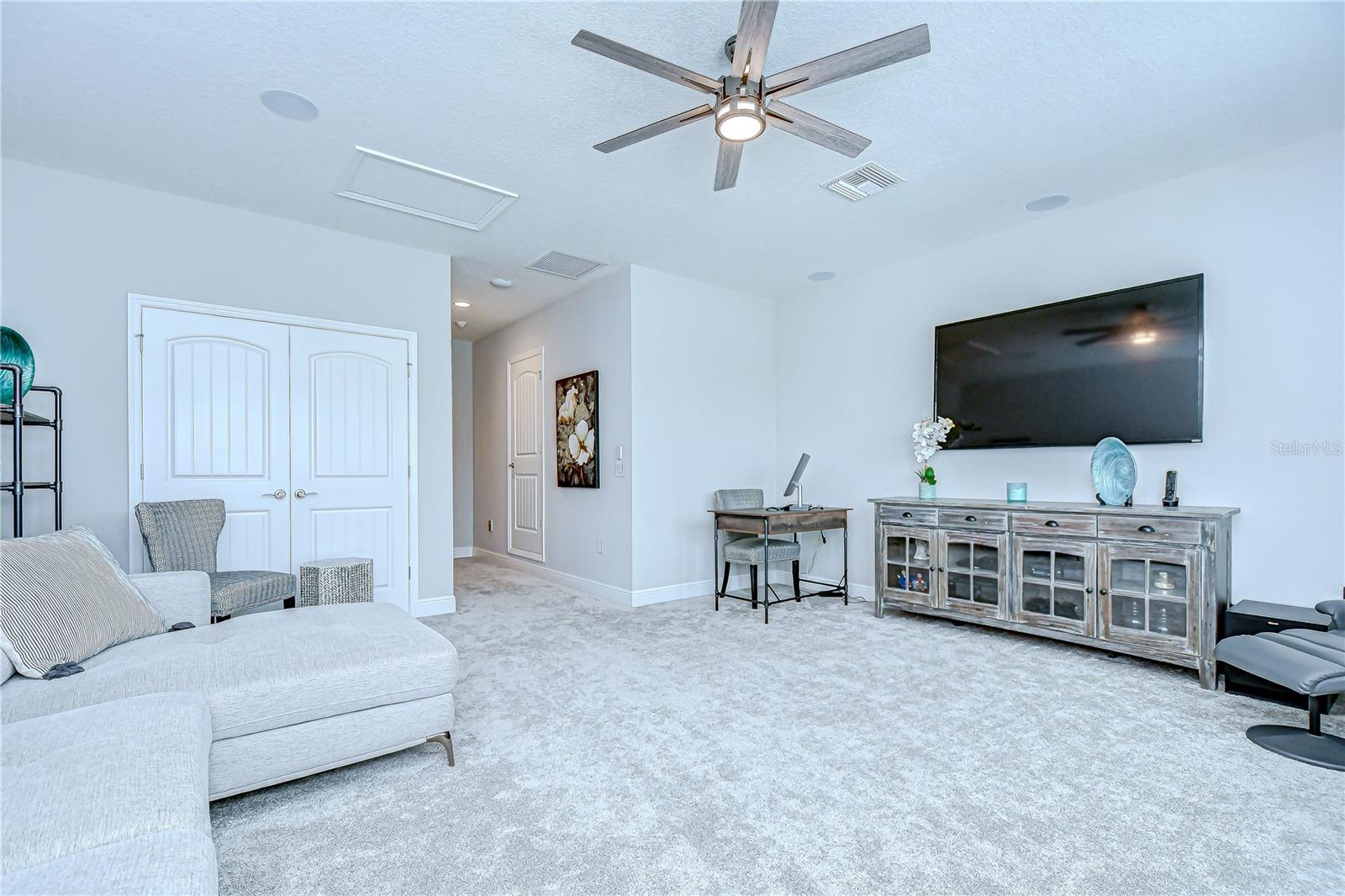 Listing photo id 79 for 3946 Woodland Retreat Boulevard