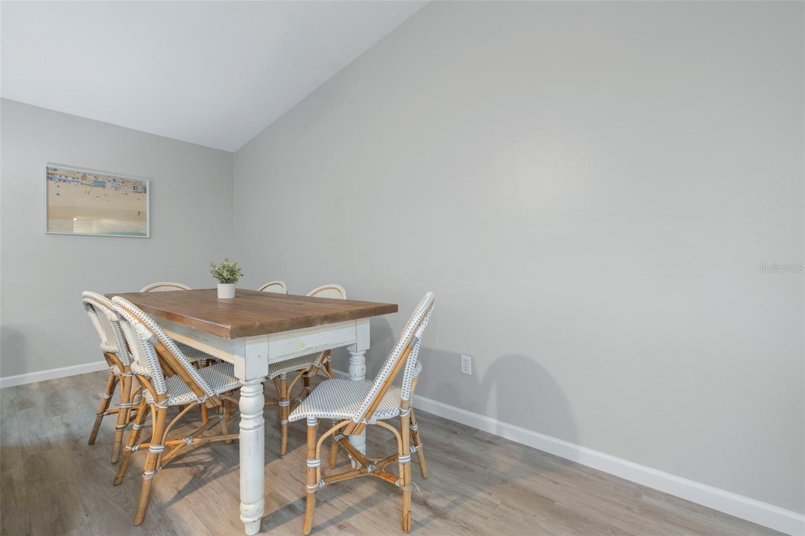 Image 10 of 41 For 4904 Vincennes Street 201