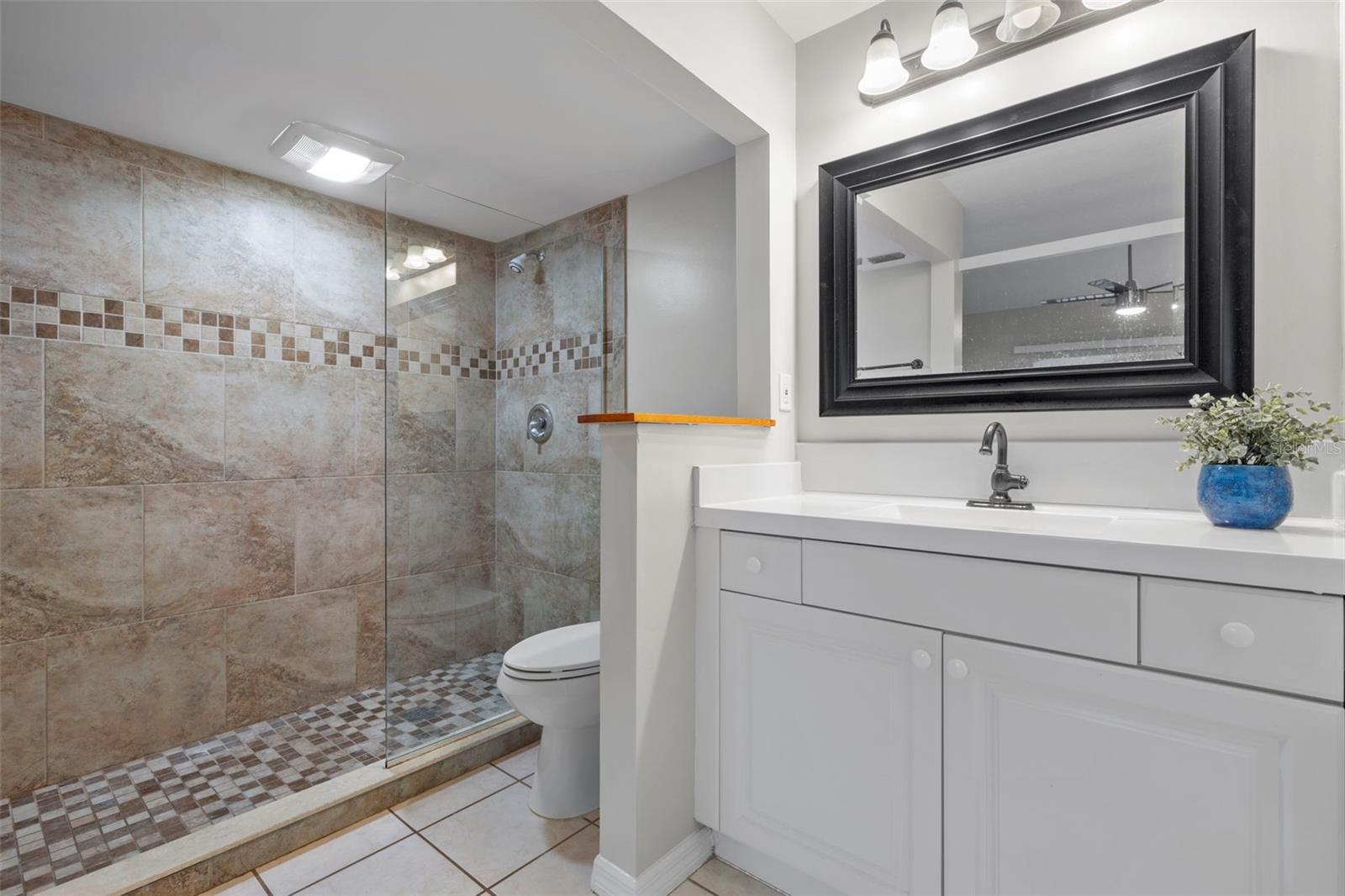 Image 15 of 41 For 4904 Vincennes Street 201