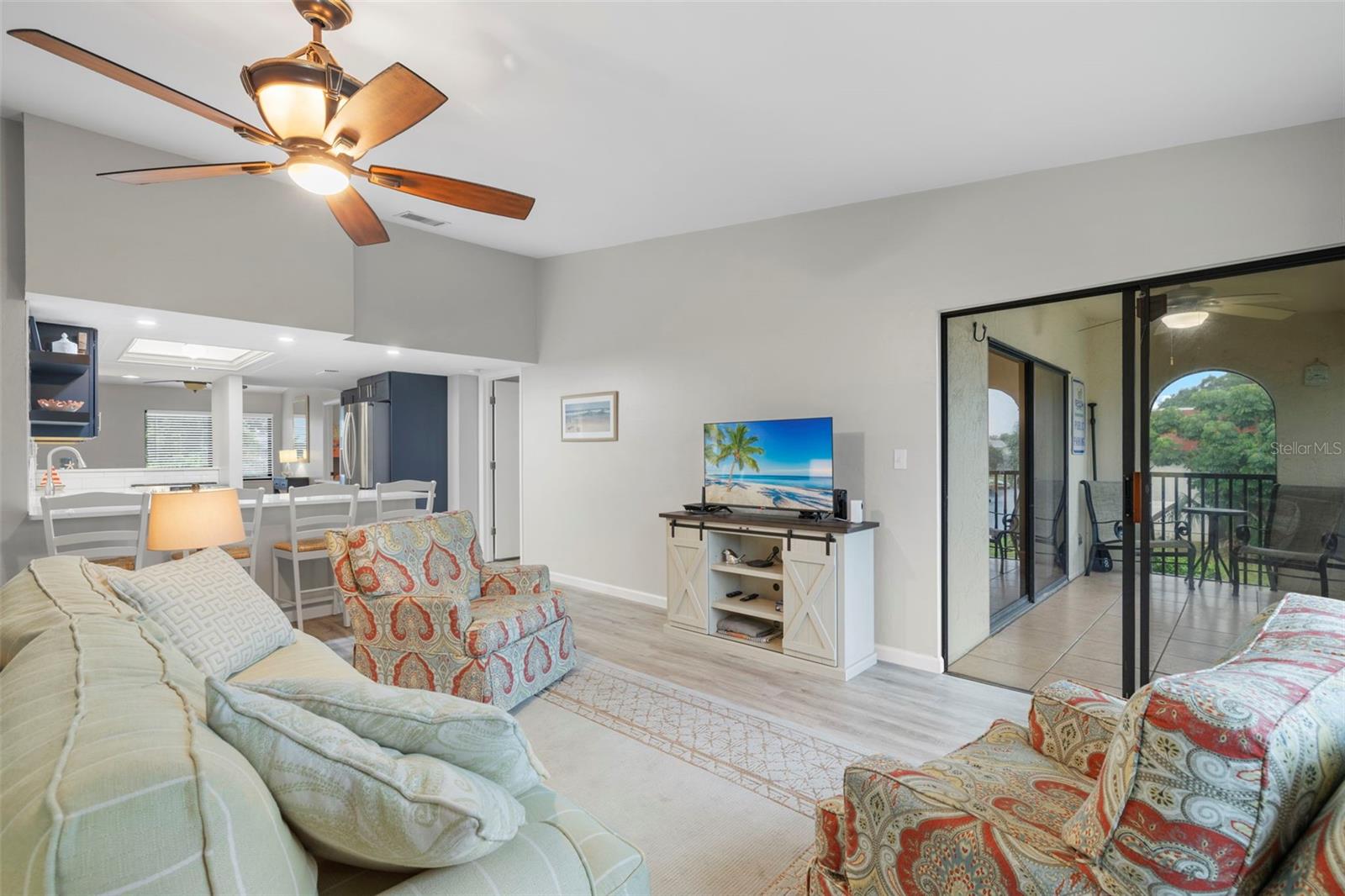 Image 3 of 41 For 4904 Vincennes Street 201