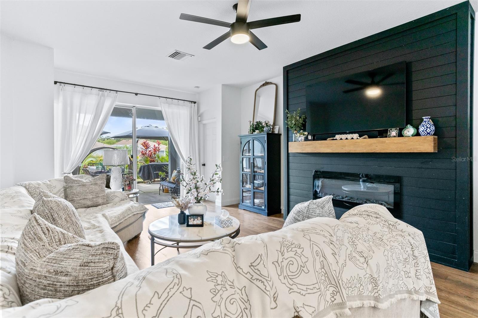 Listing photo id 8 for 6928 Bluff Meadow Court