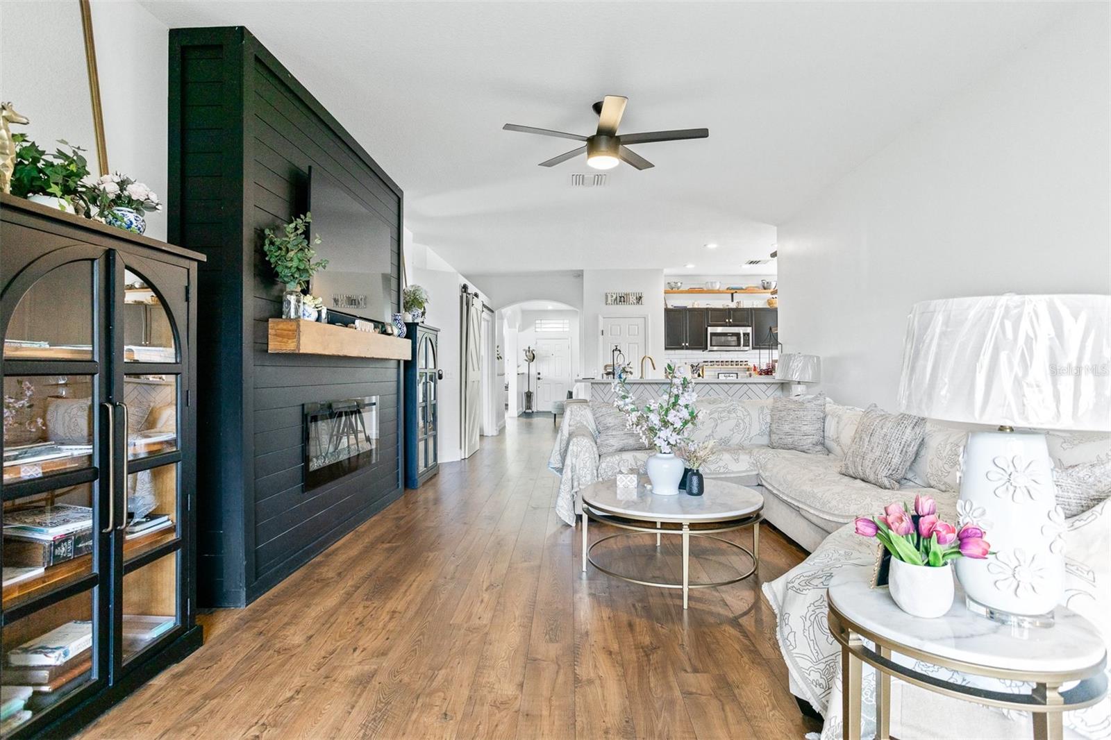 Listing photo id 9 for 6928 Bluff Meadow Court