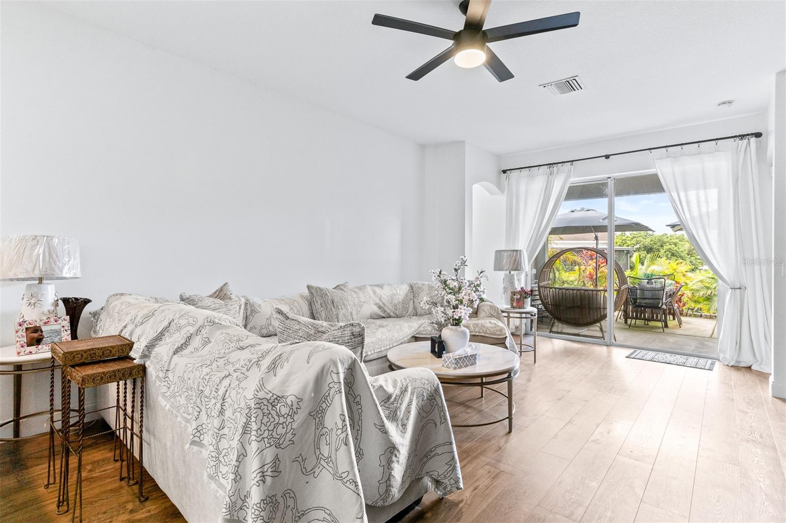 Listing photo id 10 for 6928 Bluff Meadow Court