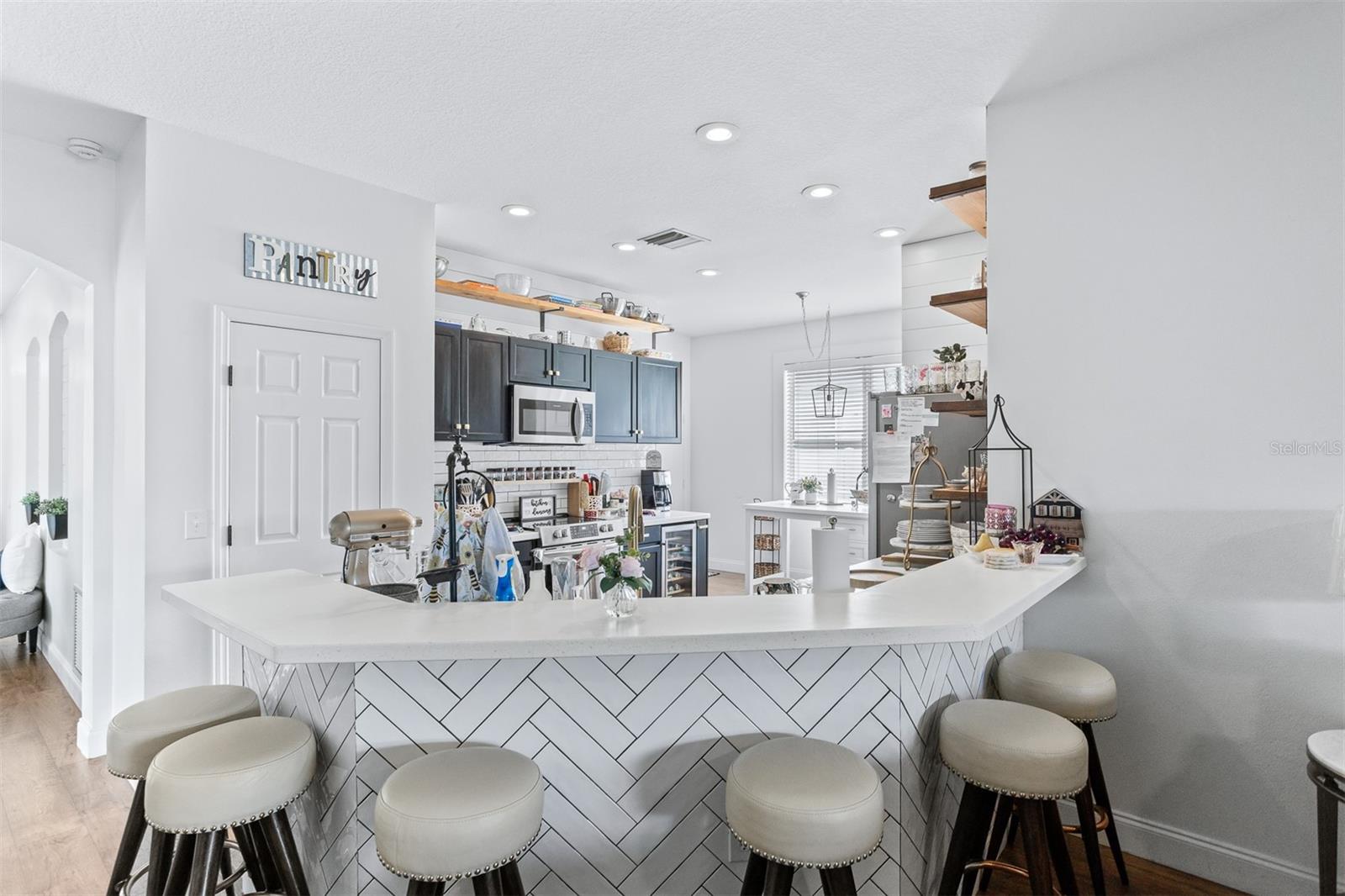 Listing photo id 0 for 6928 Bluff Meadow Court