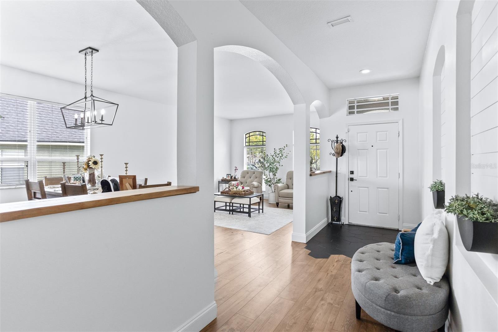 Listing photo id 3 for 6928 Bluff Meadow Court