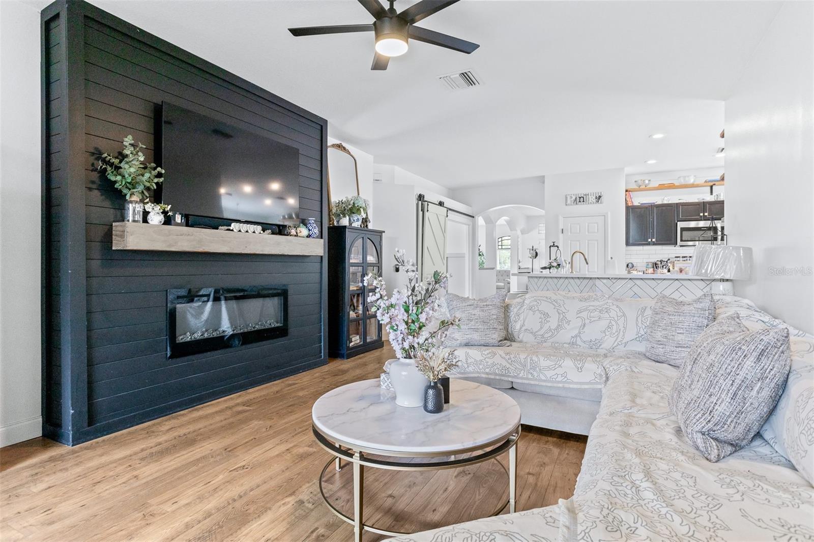 Listing photo id 7 for 6928 Bluff Meadow Court