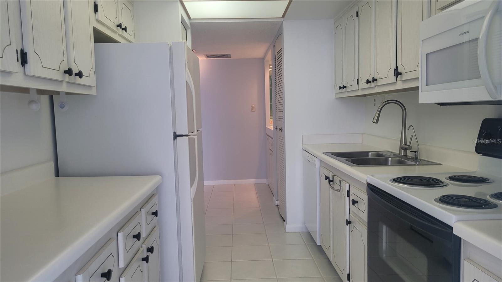 Image 12 of 32 For 660 Island Way 405