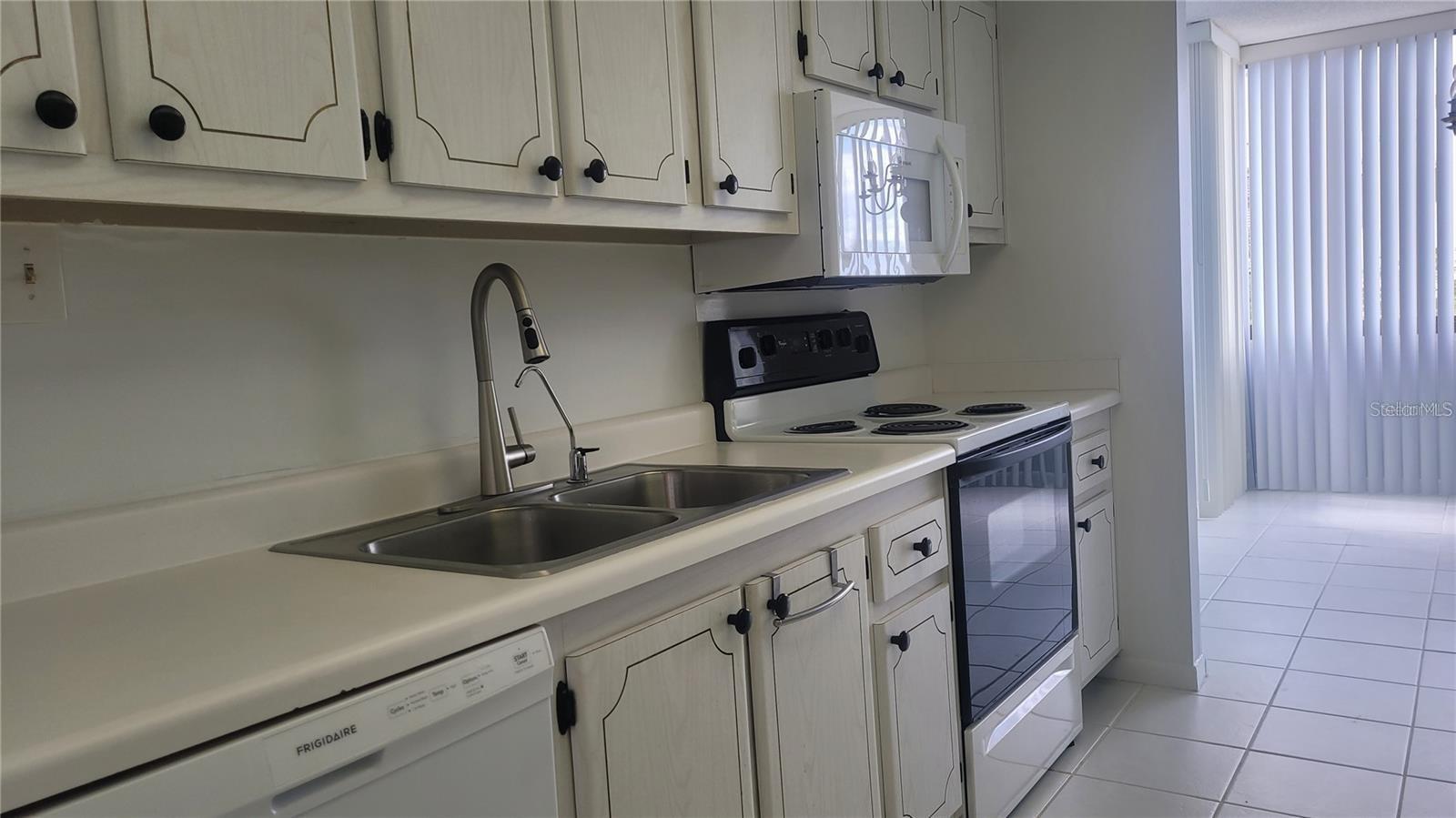 Image 13 of 32 For 660 Island Way 405