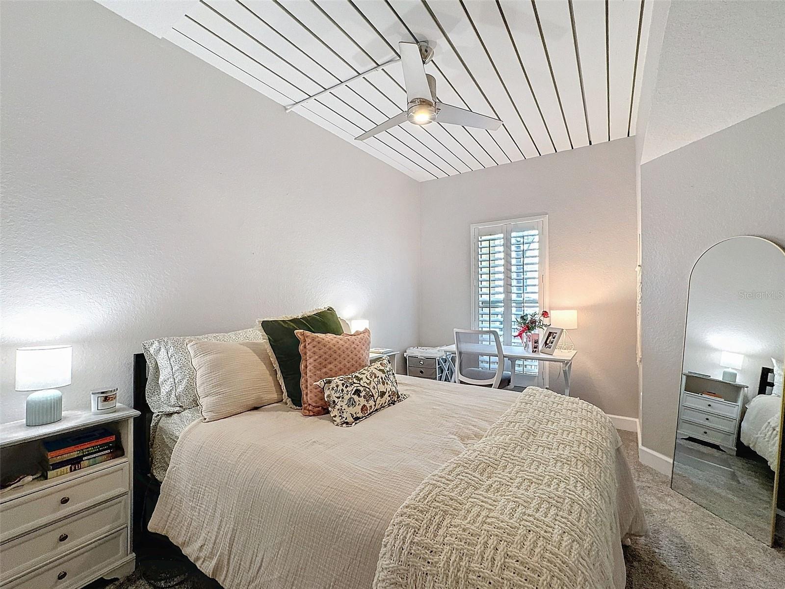 Image 10 of 23 For 2410 Azeele Street 220