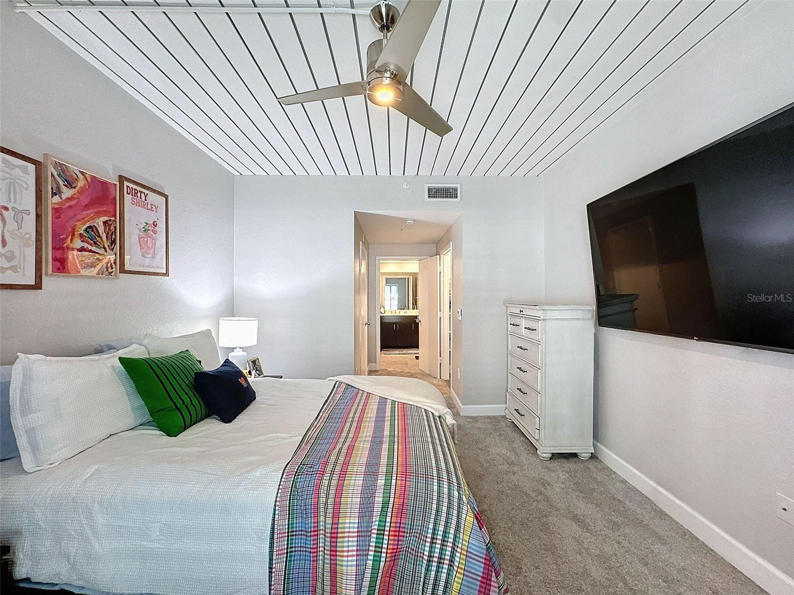 Image 15 of 23 For 2410 Azeele Street 220