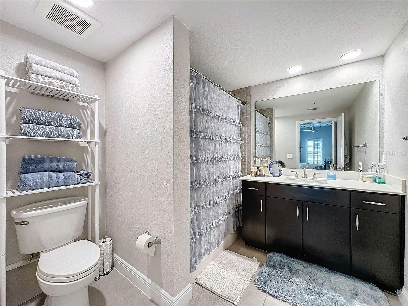 Image 17 of 23 For 2410 Azeele Street 220