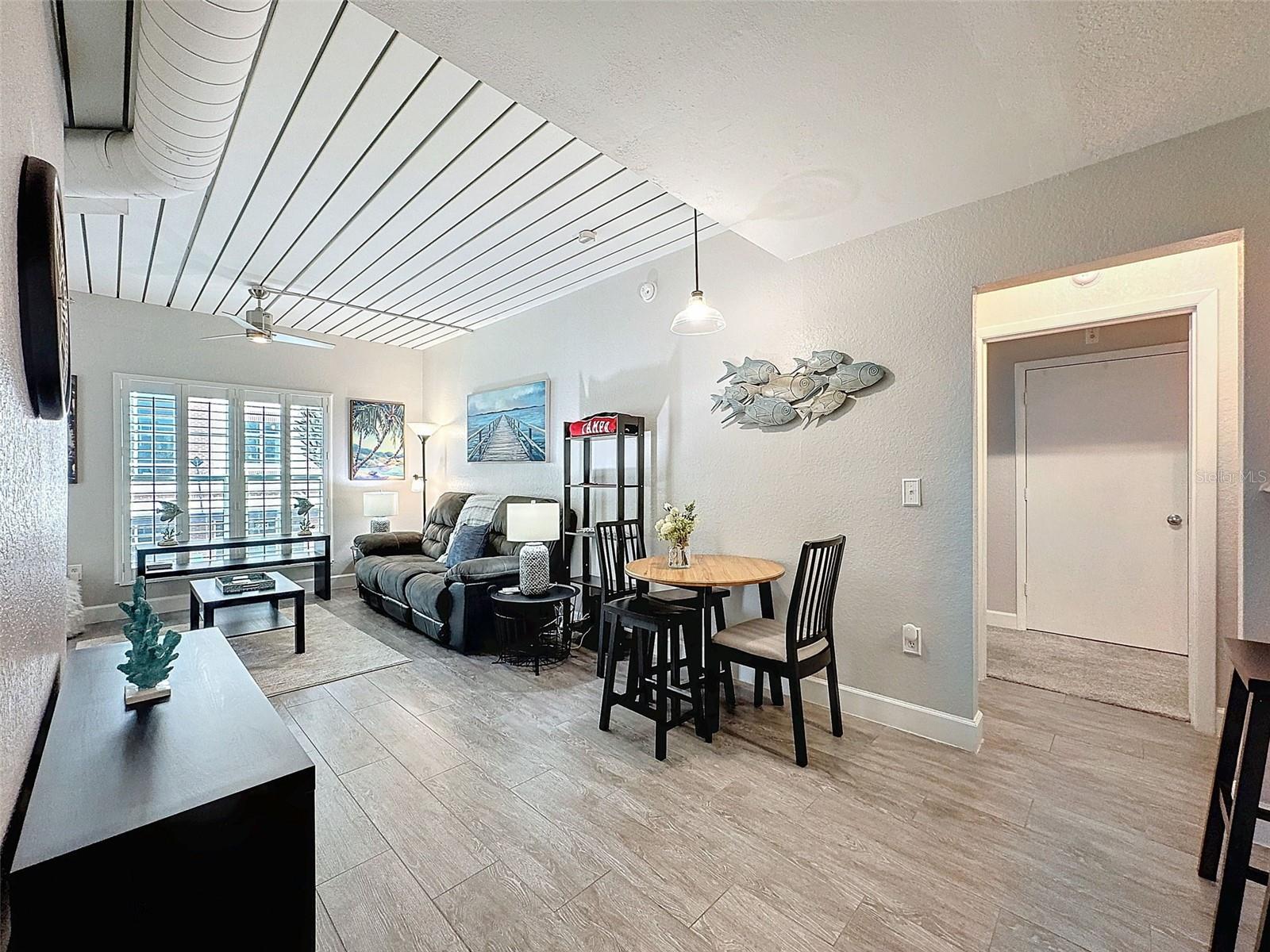 Image 7 of 23 For 2410 Azeele Street 220