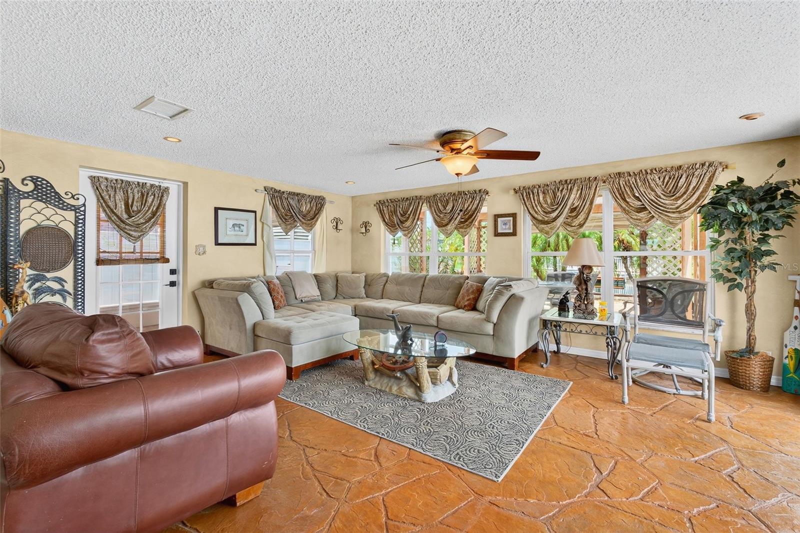 Listing photo id 3 for 13706 Britton Drive