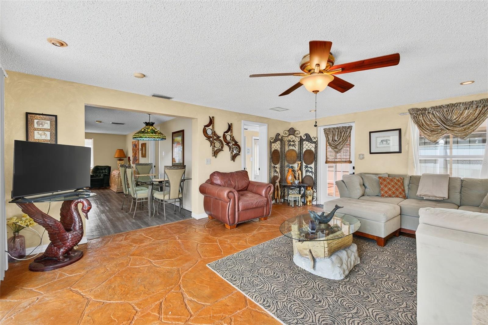 Listing photo id 4 for 13706 Britton Drive