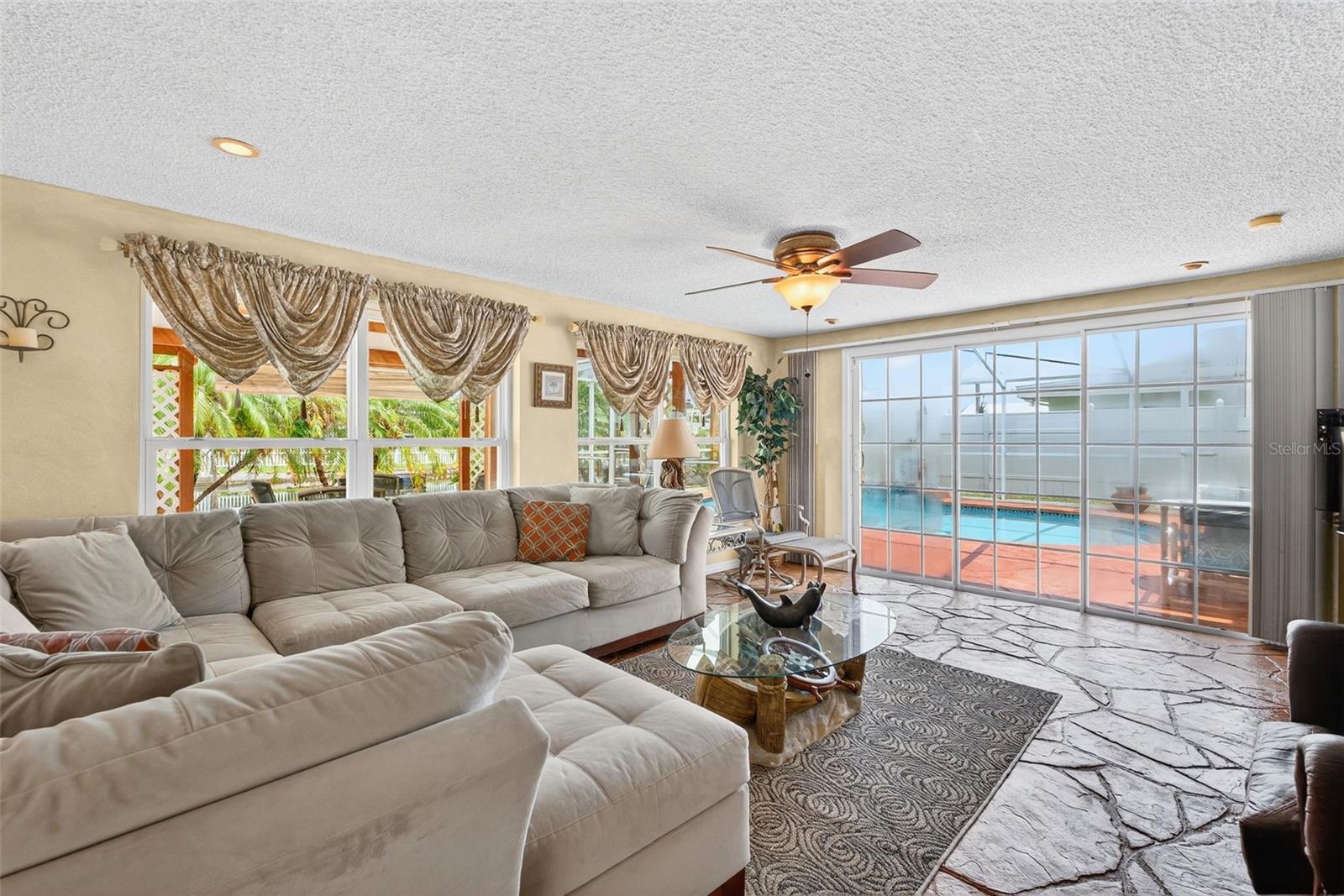 Listing photo id 5 for 13706 Britton Drive