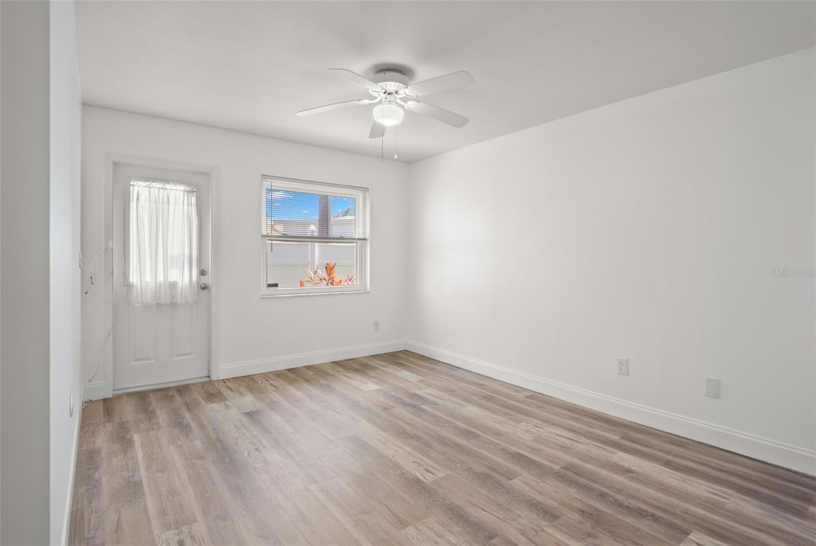 Image 23 of 60 For 883 Sky Loch Drive S