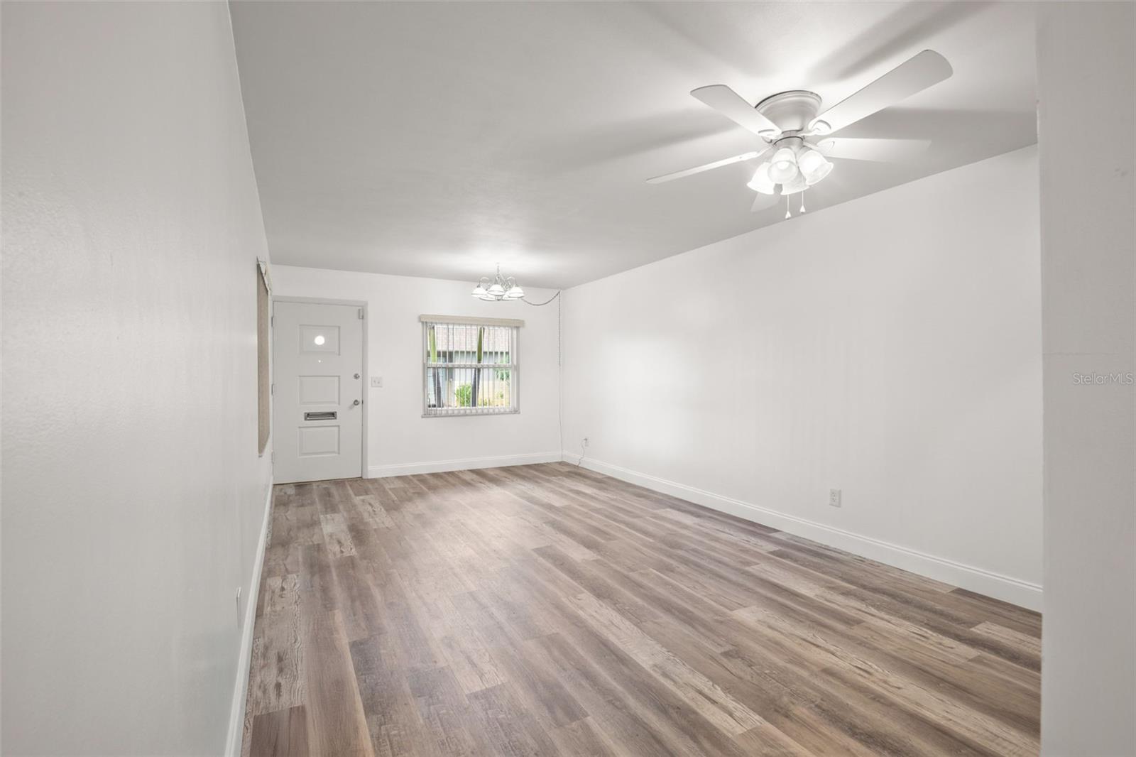 Image 7 of 60 For 883 Sky Loch Drive S