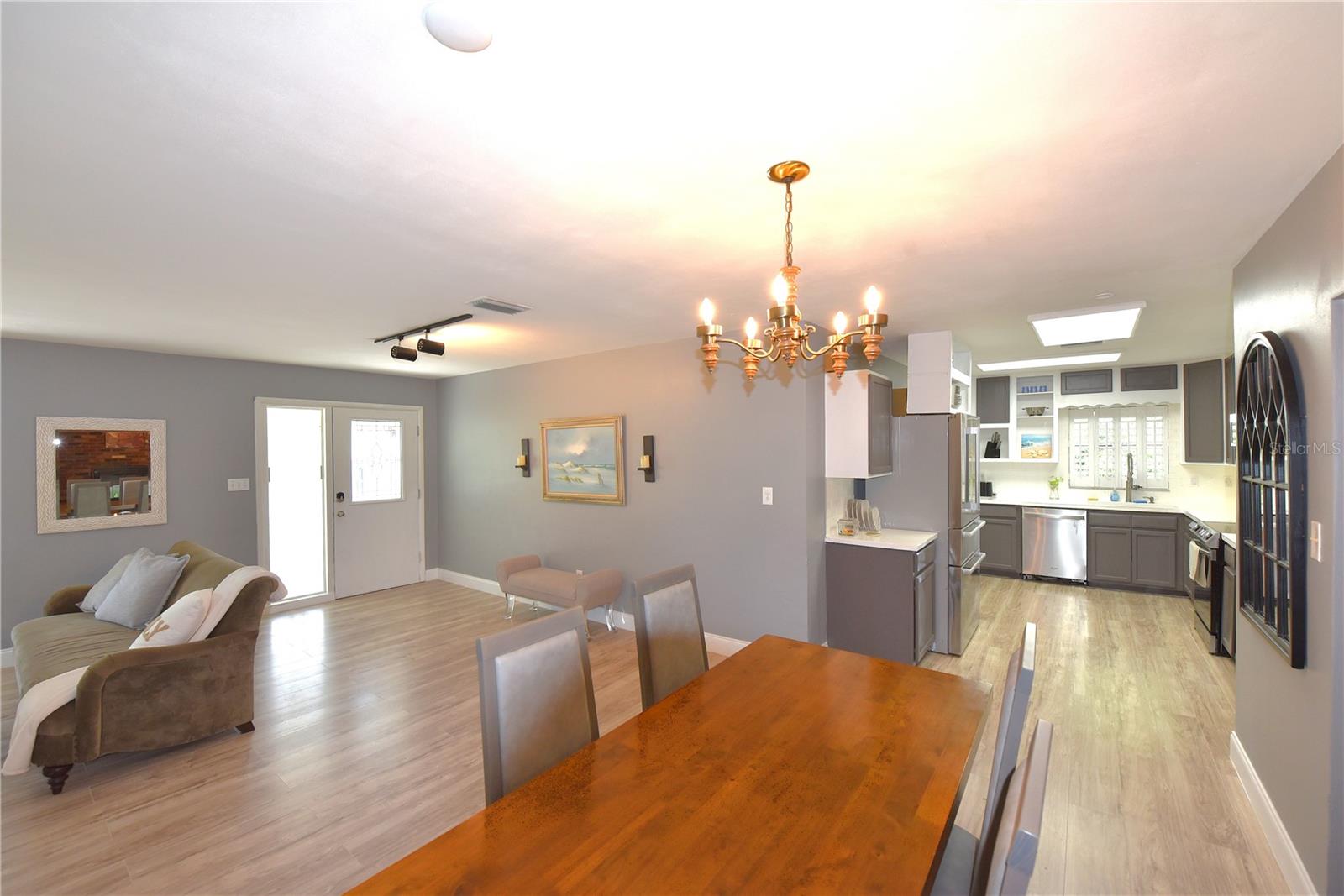 Image 14 of 55 For 1717 Faulds Road S