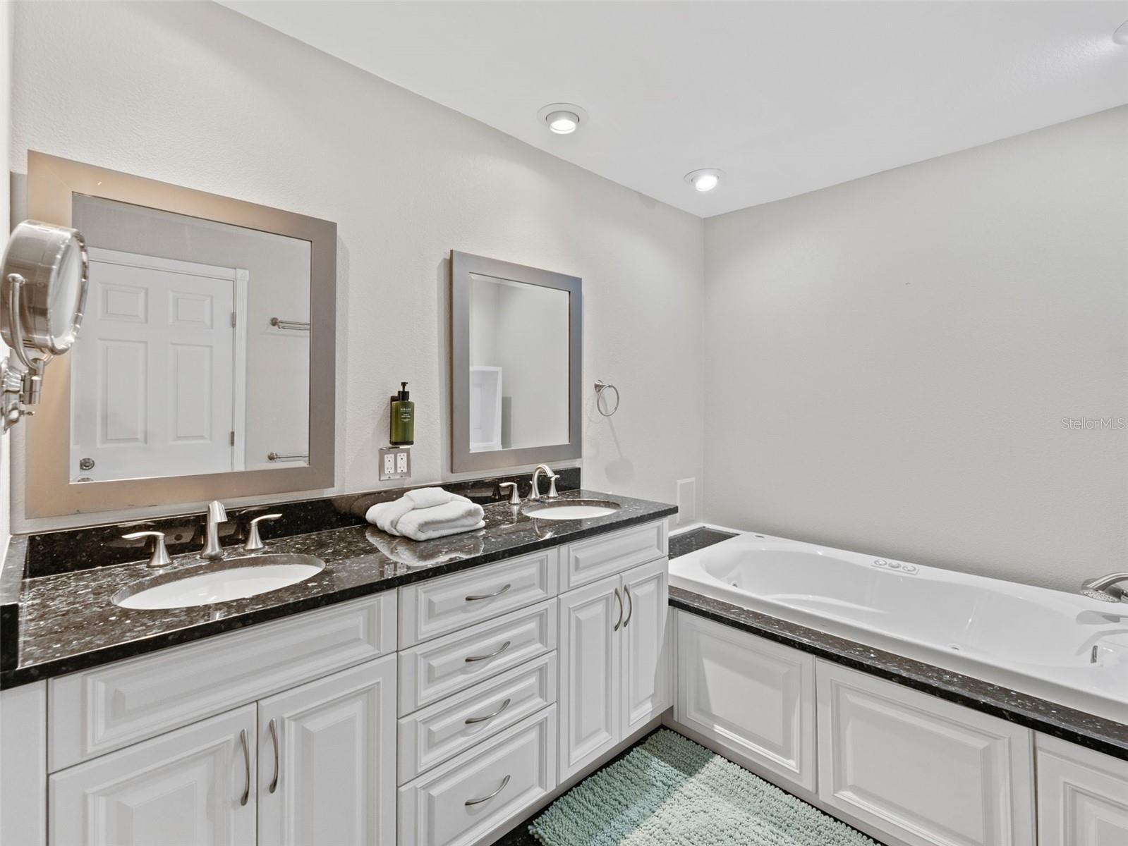 Listing photo id 22 for 13189 87th Avenue