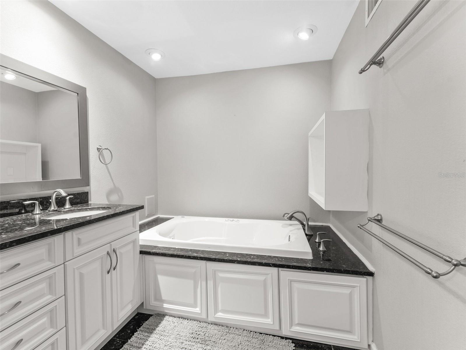 Listing photo id 23 for 13189 87th Avenue