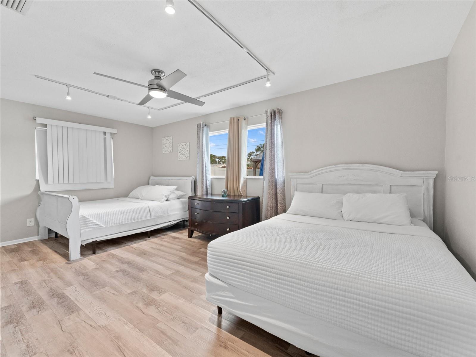 Listing photo id 27 for 13189 87th Avenue