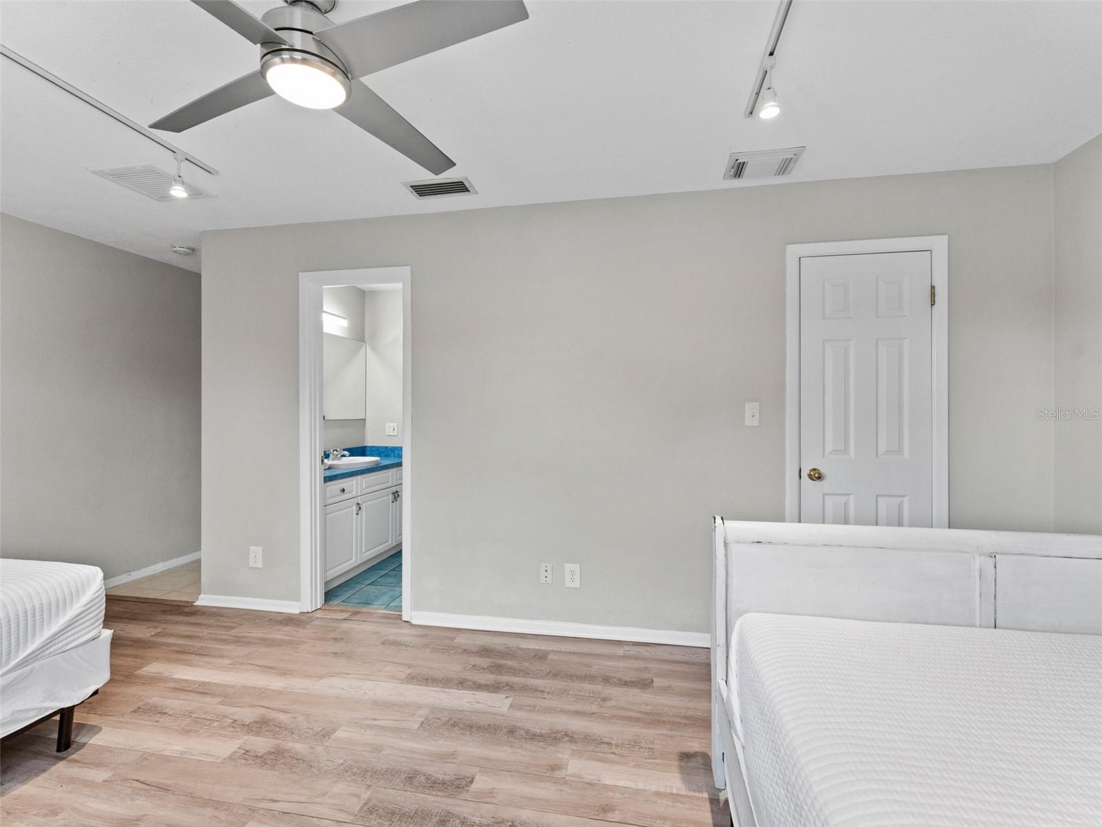 Listing photo id 28 for 13189 87th Avenue