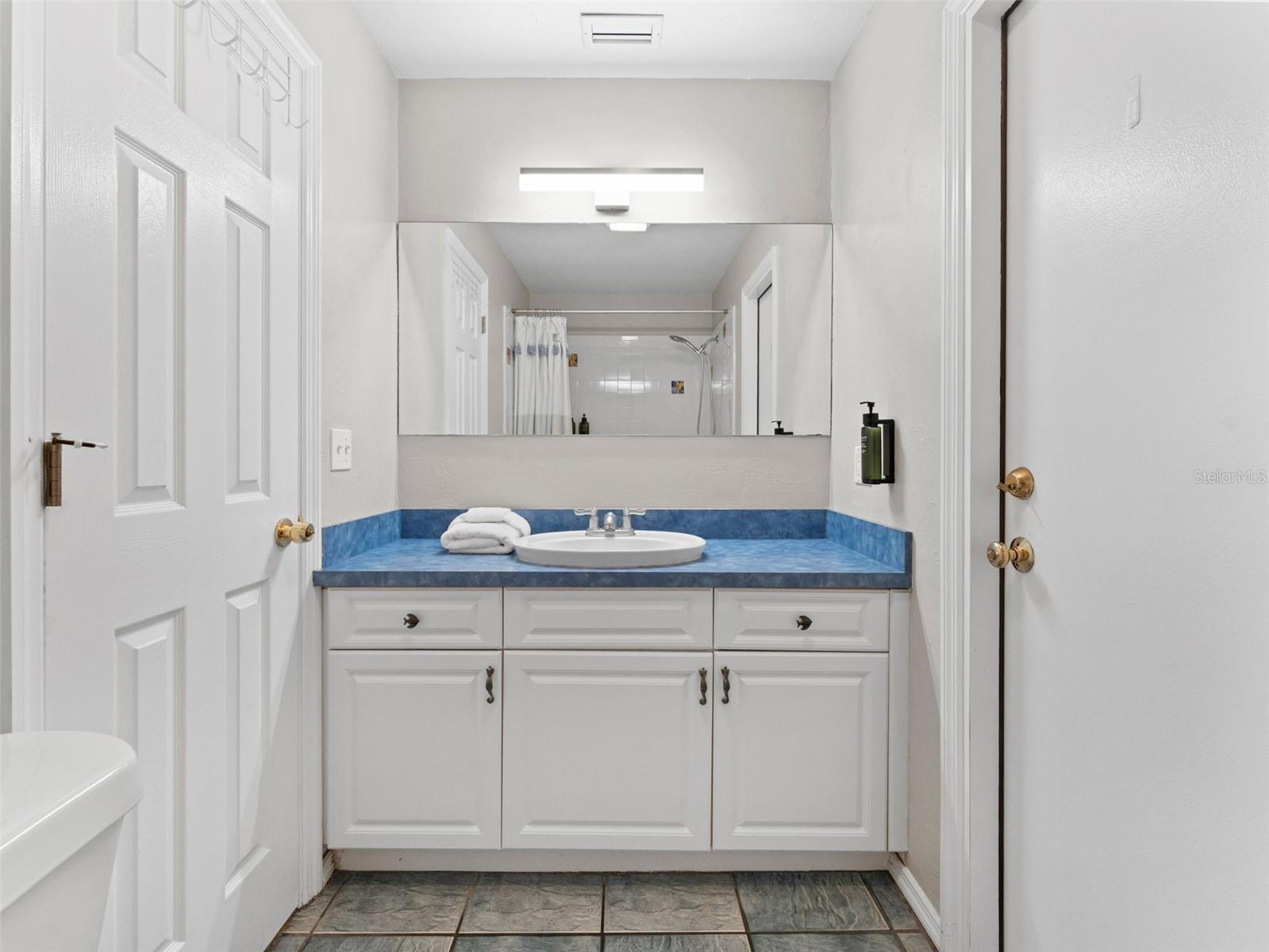 Listing photo id 29 for 13189 87th Avenue