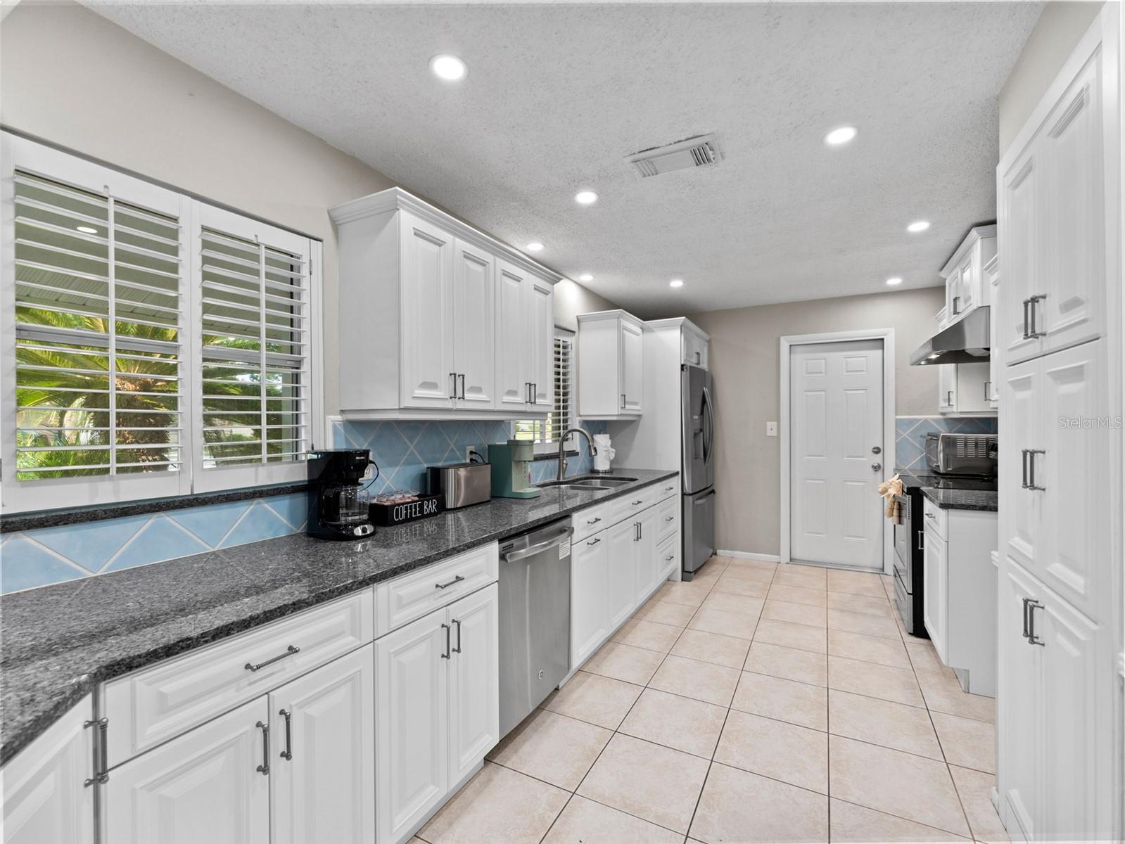 Listing photo id 2 for 13189 87th Avenue