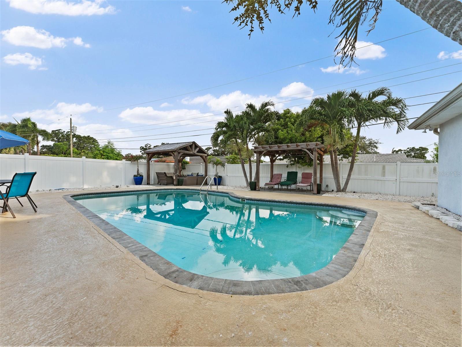 Listing photo id 41 for 13189 87th Avenue